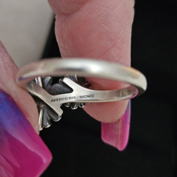 James Avery Blooming daisies ring
Sterling Silver 925/bronze
Like New,Size 7.5
I - Picture 3 of 7